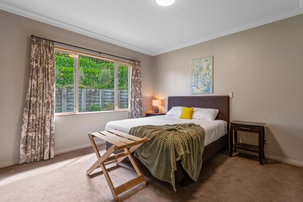 Second bedroom with queen bed